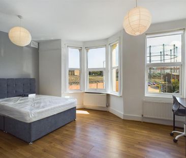 6 bedroom end of terrace house to rent - Photo 4