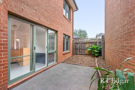 Stylish & Sunlit Townhouse in Prime Preston Location - Photo 4