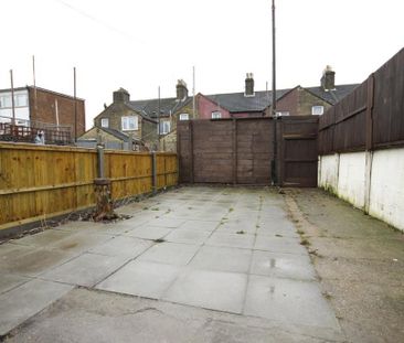 3 bedroom terraced house to rent - Photo 6
