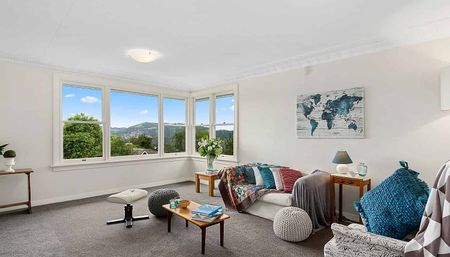 Charming 5BR Roslyn Retreat w/Deck & Garden - Photo 2