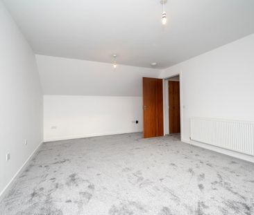 2 bed, top floor flat. - Photo 6