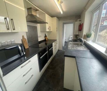 Spare Bedroom// Modern Ensuite Property// Available Now, LN5 - Photo 6