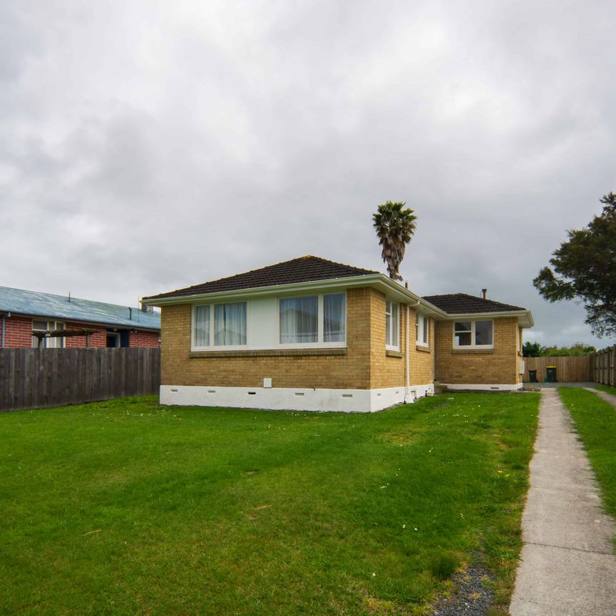 Recently Refurbished Three Bedroom - Photo 1