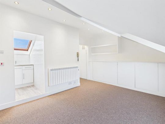 Studio to rent - Photo 1