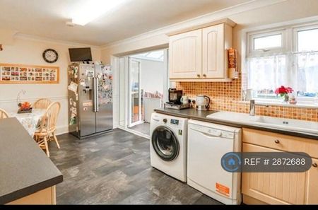 4 bedroom semi-detached house to rent - Photo 2