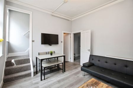 NEWLY REFURBISHED STUNNING MODERN 4 BED HOUSE CLOSE TO UNI AND CITY CENTRE - Photo 2