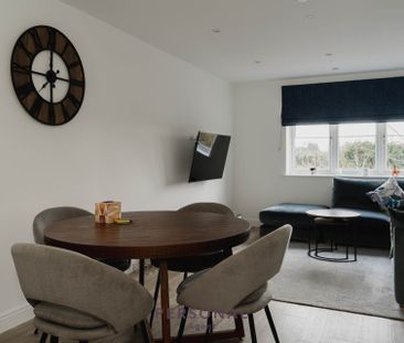 Aurora House Ceres Cresant Epsom Surrey, Epsom - Photo 3