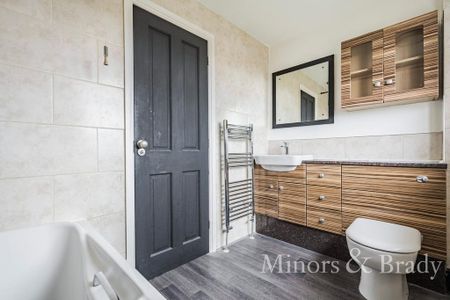 3 bedroom detached house to rent - Photo 4