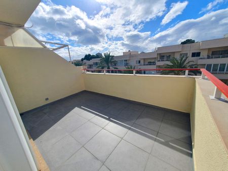 Fully refurbished top floor apartment located in Palma Nova close to the beach. - Photo 5