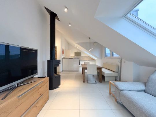 Komfortable seniorenfreundliche Dachgeschosswohnung mit Aufzug und Balkon - Photo 1