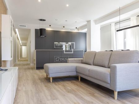 Excellent 4 Bedroom fully furnished apartment for rent in Cabanyal, Valencia - Photo 2