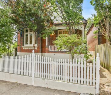 Charming Family Home with Swimming Pool - Photo 3