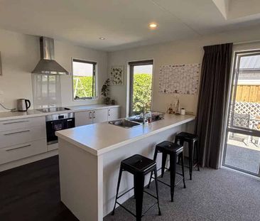 Modern Family Home in Sought-After Faringdon - Photo 2