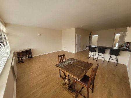 3 bedroom flat to rent - Photo 3
