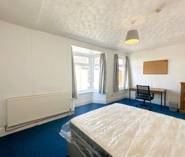 4 bedroom end of terrace house to rent - Photo 2