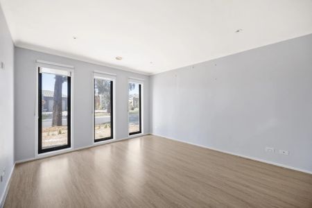 37 Fairhaven Boulevard, Melton West Spacious 4-Bedroom Family Home in Prime Location - Photo 3