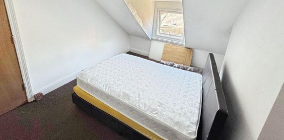 1 bedroom in a house share to rent - Photo 2