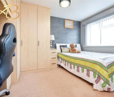 4 bedroom semi-detached house - Photo 3