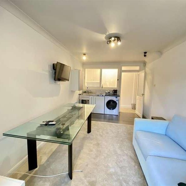 Double Bedroom Apartment Plus ? For Bills, HA8 - Photo 1