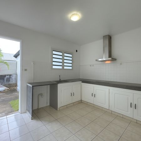 A LOUER - Sainte-Clotilde - La Bretagne - Maison T4 de 97,51 m2 implantée sur 812 m2 de terrain avec garage - Photo 5