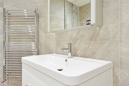 Newly refurbished 1st floor flat with access from ground floor. EPC rating: C - Photo 4