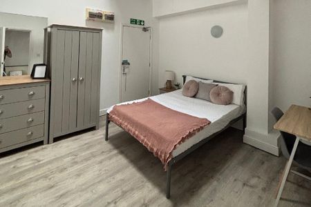 3 bedroom flat to rent - Photo 4