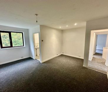 4 bedroom end of terrace house to rent - Photo 2