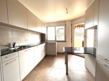 Bel appartement spacieux et rénové de 3.5 pièces, à 2 pas du CHUV - Photo 2