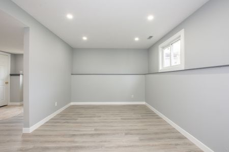 Spacious 2 Bedroom Lower Unit in Welland!! - Photo 4
