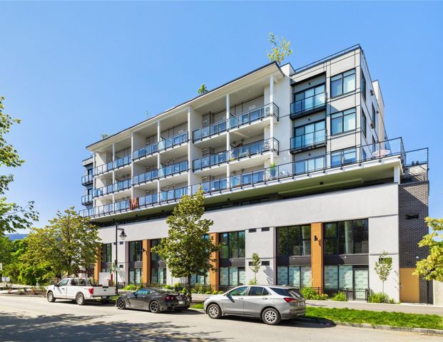 Downtown – Top Floor 2 bed, 1 bath – March.1st - Photo 1