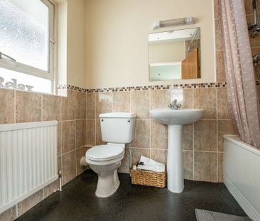 Large detached property with spacious garden - Photo 1