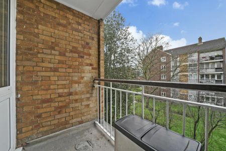 3 bedroom flat in London - Photo 5