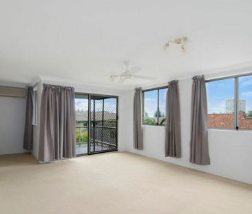 Prime Burleigh Heads Apartment � Walk to Beach, Caf�s & Shops - Photo 2