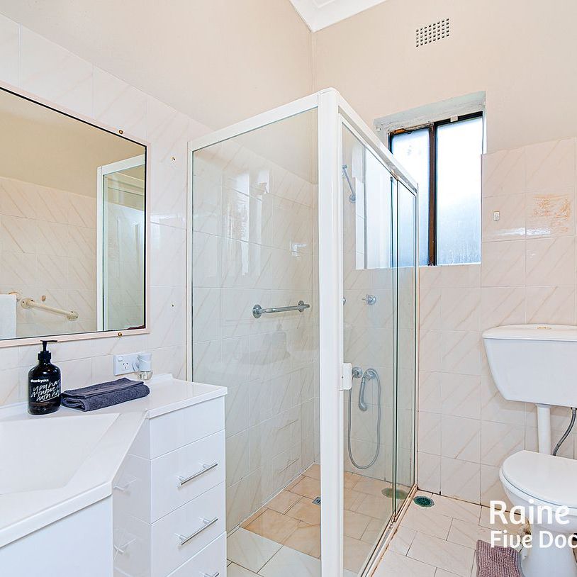 Superb 5 Bedroom Family Home | Extra Convenient Location - Photo 1