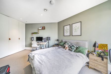 Available from Now - 3 Bed Apartment, Furnished - Photo 5