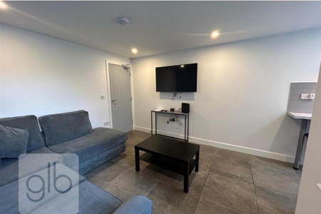 1 bedroom in a house share to rent - Photo 2