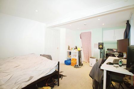 4 bedroom terraced house to rent - Photo 3