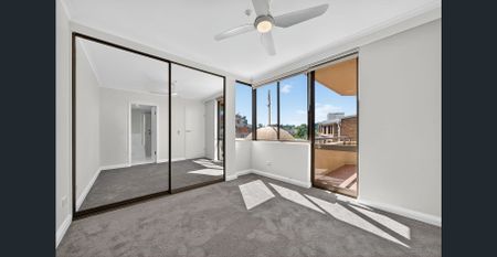 Newly refurbished in vibrant urban setting - Photo 2