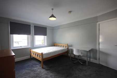 St Michaels Lane, Headingley - Photo 4