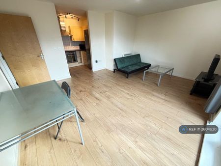 2 bedroom flat to rent - Photo 2