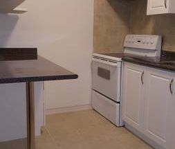 Renovated 1-bedroom - On SUBWAY Line - Photo 2