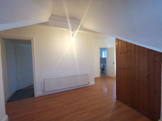 3 Bed Flat, Bentley Lane, LS6 - Photo 1
