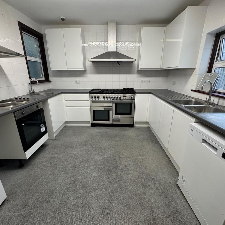 1 bedroom in a house share to rent - Photo 1