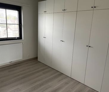 Drie slaapkamer EENGEZINSWONING met garage & tuin - Photo 3