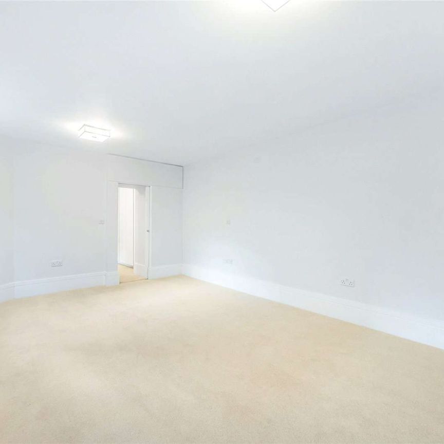 An exceptional three-bedroom house arranged over four storeys, in the heart of Marylebone. - Photo 1