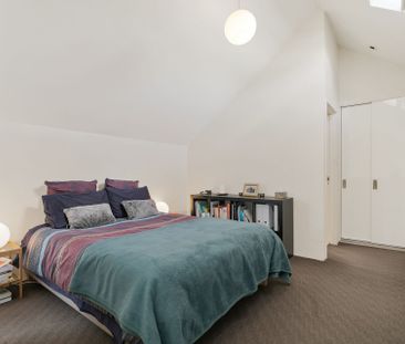 A Surprisingly Tranquil, Lush, Urban Townhouse - Photo 6