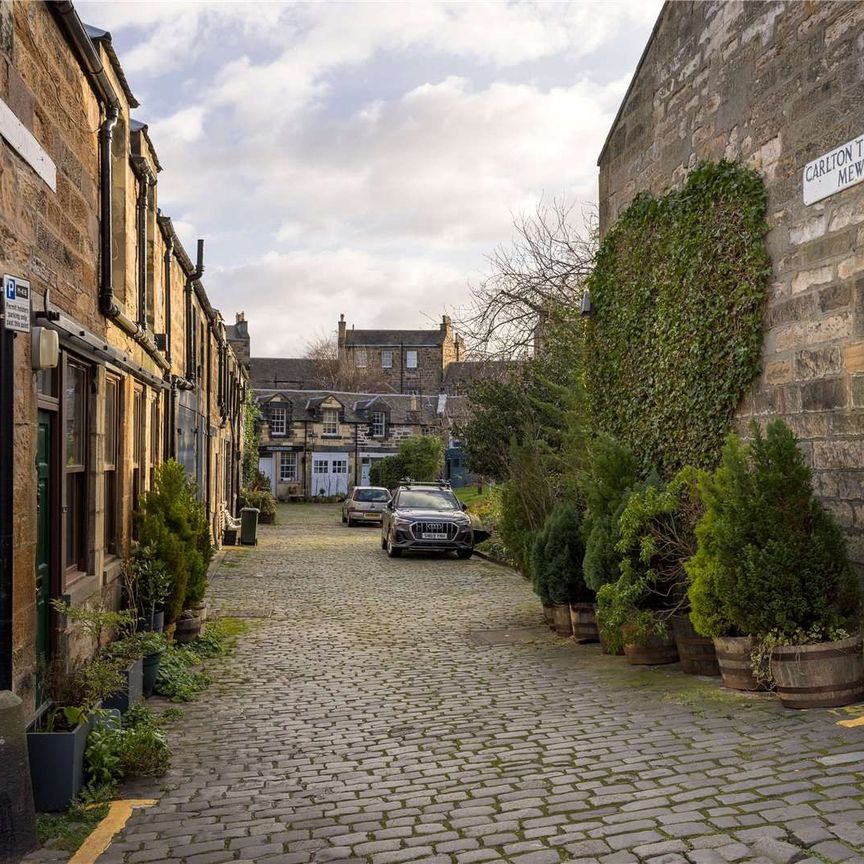 A fully refurnished and immaculately presented two bedroom mews house located on Carlton Terrace Mews. - Photo 1