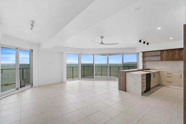 Tastefully renovated apartment offering stunning views. - Photo 1