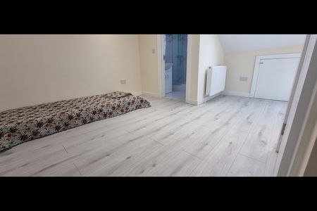 3 Bed Flat, Ilford Lane, IG1 - Photo 4