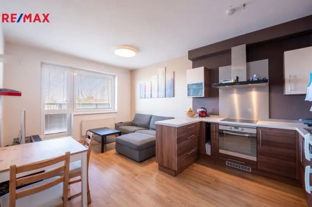 Pronájem bytu 2+kk s balkónem, Zelinova 5586, Zlín - Fotografie 1